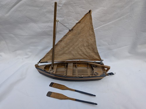 Kleines segelboot aus holz - kleines,