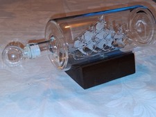 Buddelschiff Glas Holzsockel