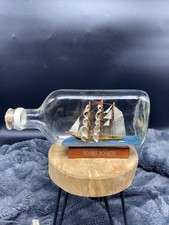 Schiffsmodell in Flasche